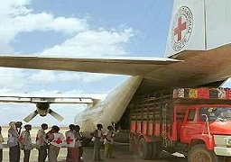 “الصليب الأحمر” يعلن تسليم أغذية وإمدادات طبية لأربع مدن سورية محاصرة