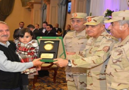 الفريق أول صدقى صبحى يلتقى برجال قوات حرس الحدود ويكرم أسر الشهداء