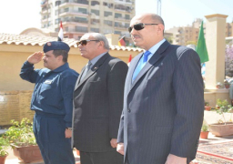 بالصور.. وضع أكليل زهور على النصب التذكاري للشهداء بالمنيا في العيد القومي للمحافظة