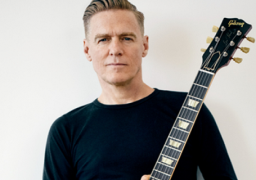 براين أدامز يثني على اهتمام الحكومة المصرية بحادث تشوه جيتاره