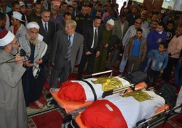 بالصور.. المحافظ ومدير الأمن والآلاف من أبناء الإسماعيلية يشيعون شهيدي تفجير العريش الإرهابي
