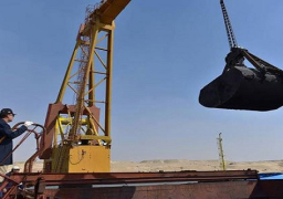 رئيس هيئة قناة السويس يتفقد سفينة الصب البنمية الجانحة في القناة