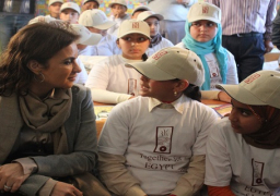 سحر نصر تترأس قافلة لتقديم خدمات عينية للمتضررين من الالغام فى قرية “تل العيث”