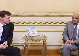 عبد العال يبحث مع السفير البريطاني عودة السياح الانجليز الى مصر