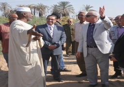 بالصور …محافظ أسوان يتابع مشكلة محطة معالجة الصرف الصحي ببلانة