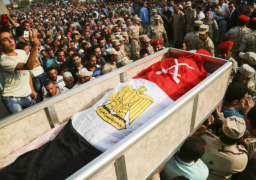 محافظ أسوان يتقدم جنازة عسكرية لتشيع جثمان شهيد الواجب الوطنى بسيناء