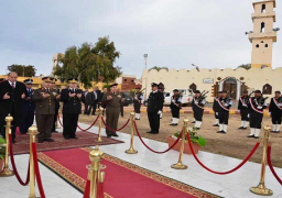 محافظ مطروح يضع إكليلا من الزهور على النصب التذكاري بمناسبة يوم الشهيد