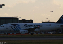 مسئولون بمطار قبرص : خاطف طائرة مصر للطيران يسمح للنساء والاطفال بالمغادرة