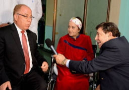 بالصور..وزير الثقافة يزور الفنانة مديحة يسري ويهديها درع الوزارة