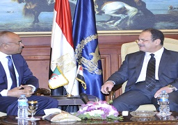 وزير الداخلية يستعرض مع نظيره الجزائري بالقاهرة أوجه التعاون الأمني