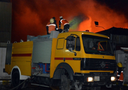 بالصور … القوات المسلحة تدفع بـ10 سيارات إطفاء للسيطرة على حريق مصنع العبور