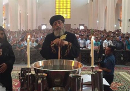 بالصور.. وسط حضور شعبي كبير.. البابا تواضروس يصلي أحد السعف بدير الأنبا بيشوي