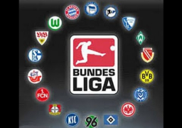 بايرن يهزم شالكة بثلاثية ويقترب من لقب الدوري الألماني