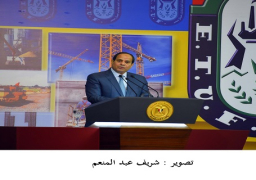 الرئيس السيسي يتسلم هدية اتحاد نقابات العمال من المراغي