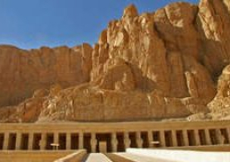 خبير آثار : العلاقات التاريخية مع فرنسا تجسدت في ترميم دير سانت كاترين وكتاب وصف مصر