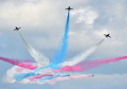 بالصور… القوات البحرية والجوية والموسيقات العسكرية تشارك المواطنين احتفالات تحرير سيناء