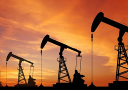 النفط يهبط 4 % بفعل شكوك بشأن تجميد الإنتاج