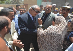 بالصور .. محافظ المنيا يفتتح أعمال إعادة إعمار 40 منزلاً بقرية عقيلة سعد