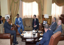 خالد عبد العزيز يستقبل مستشار الشئون الشبابية والرياضية لرئيس جمهورية توجو