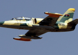 سلاح الجو الليبي يستهدف 3 جرافات بسواحل بنغازي