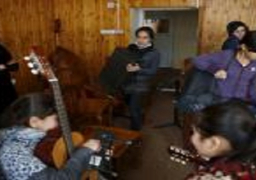 فتاة أفغانية تتحدى المخاطر والضغوط الأسرية وتقود فرقة أوركسترا