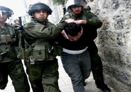 قوات الإحتلال تعتقل 42 فلسطينيا من الضفة