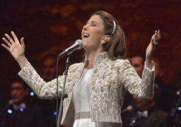 ماجده الرومى تغنى تحت سفح الأهرامات لصالح مستشفى “علاج الحروق”