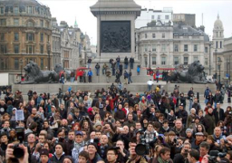 متظاهرون يرفعون لافتات “أرحل” لرئيس الوزراء البريطاني على خلفية فضيحة “أوراق بنما”