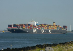 هيئة قناة السويس تتوقع نمو إيرادات 2016 إلى 5.7 مليار دولار