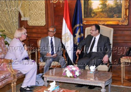 ( السيد مجدى عبد الغفار وزير الداخلية يستقبل السيدة كلاوديا روت نائبة رئيس البرلمان الألمانى )