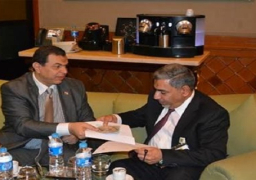 وزير القوى العاملة يسلم مسئول عراقي قائمة بمعاشات 1044 مصريا مستحقة منذ 25 عاما