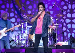 “الكينج” يشعل احتفالات “الجيزة” بعيدها القومي على سفح الأهرامات