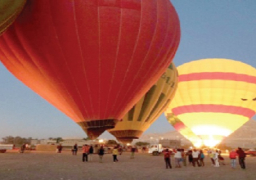 إقلاع 10 رحلات بالون طائر تقل 169 سائحا لمشاهدة المناطق الأثرية بالأقصر