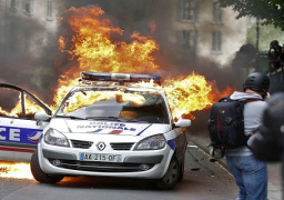 اضرام النار بعربة للشرطة خلال تجمع محظور في باريس