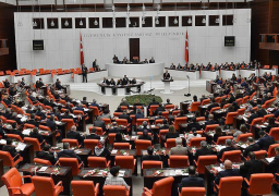 بعد عراك.. لجنة برلمانية تركية تصوت لصالح رفع الحصانة عن نواب