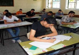 طلاب الثانوية العامة النظام القديم يؤدون امتحان اللغة الأجنبية الأولى