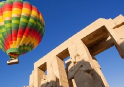 سماء الأقصر تتزين بـ 13 رحلة بالون طائر