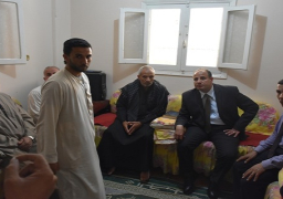 المحافظ يقدم واجب العزاء لأسرة شهيد العريش بقرية شرنوب بدمنهور