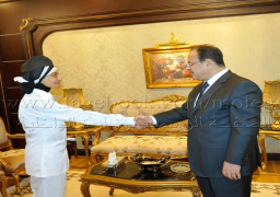 بالصور..وزير الداخلية يكرم عريف شرطة بعد حصولها على الدكتوراة
