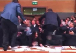 بالفيديو| البرلمان التركى يتحول إلى حلبة مصارعة ويصبح حديث التواصل