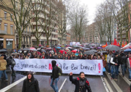 عمال مضربون يغلقون جسرا في فرنسا احتجاجا على قانون العمل