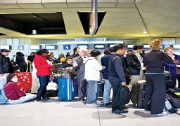 فرنسا تشكل خلية أزمات بمطار شارل ديجول بعد اختفاء الطائرة المصرية