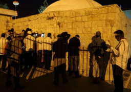 مستوطنون يقتحمون “قبر يوسف” بنابلس واعتقال 4 فلسطينيين بالخليل