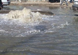 كسر ماسورة مياه بشارع فيصل..والمحافظ يعلن اصلاحها خلال ساعات