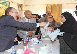 محافظ بني سويف يوزع جرعات علاج الكبد بالمجان على مواطنين بمركز الواسطى