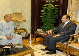 وزير الداخلية يلتقي والد الشهيد معاون مباحث مركز شرطة الخانكة