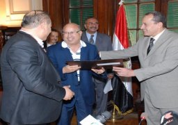 وزير الزراعة يسلم 30 منتفعا جديدا بهيئة التعمير عقود تقنين أوضاعهم