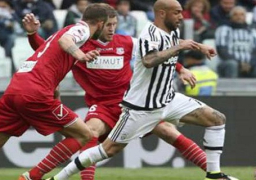 يوفنتوس يحتفل بلقب الدوري الايطالي بعد فوزه علي كاربي بهدفين نظيفين