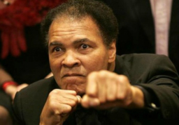 وداعاً الملاكم محمد علي كلاي.. المسلم الذي هز عروش العنصرية في الولايات المتحدة وتمرد على الروح العدوانية الأمريكية ضد فيتنام