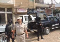 مصرع مسلح وضبط 8 من عائلة واحدة بحوزتهم 10 بنادق آلية في تبادل لإطلاق النار مع الشرطة بقنا